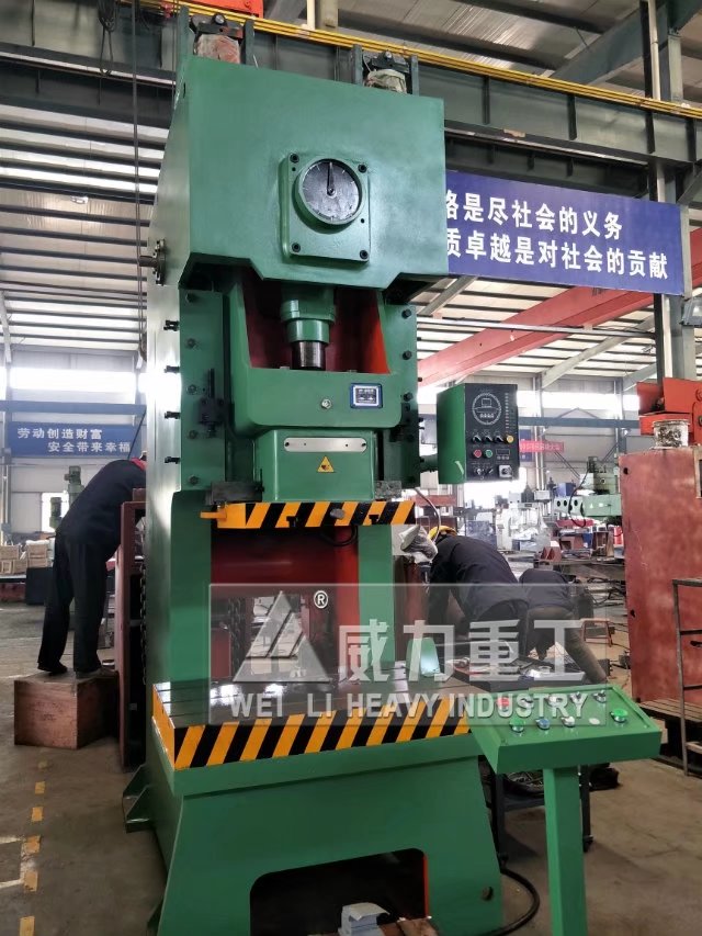 200噸氣動(dòng)沖床