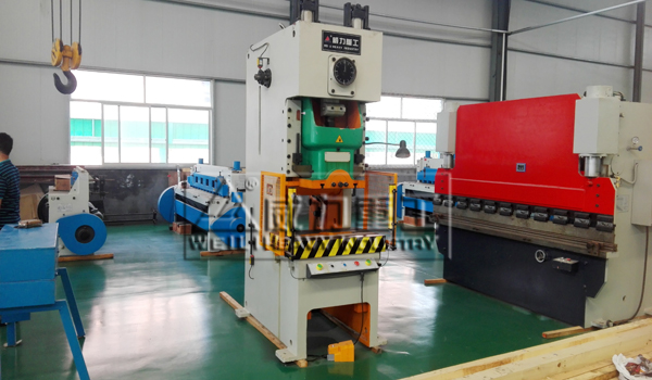 氣動沖床加工生產(chǎn)車間