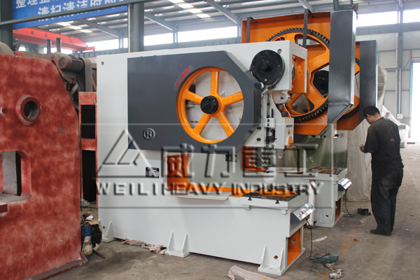 國標80噸深喉沖床生產現(xiàn)場