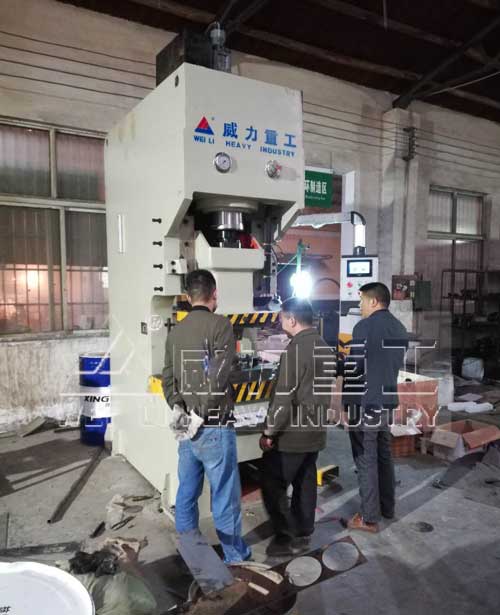 200噸液壓沖床使用現(xiàn)場(chǎng)